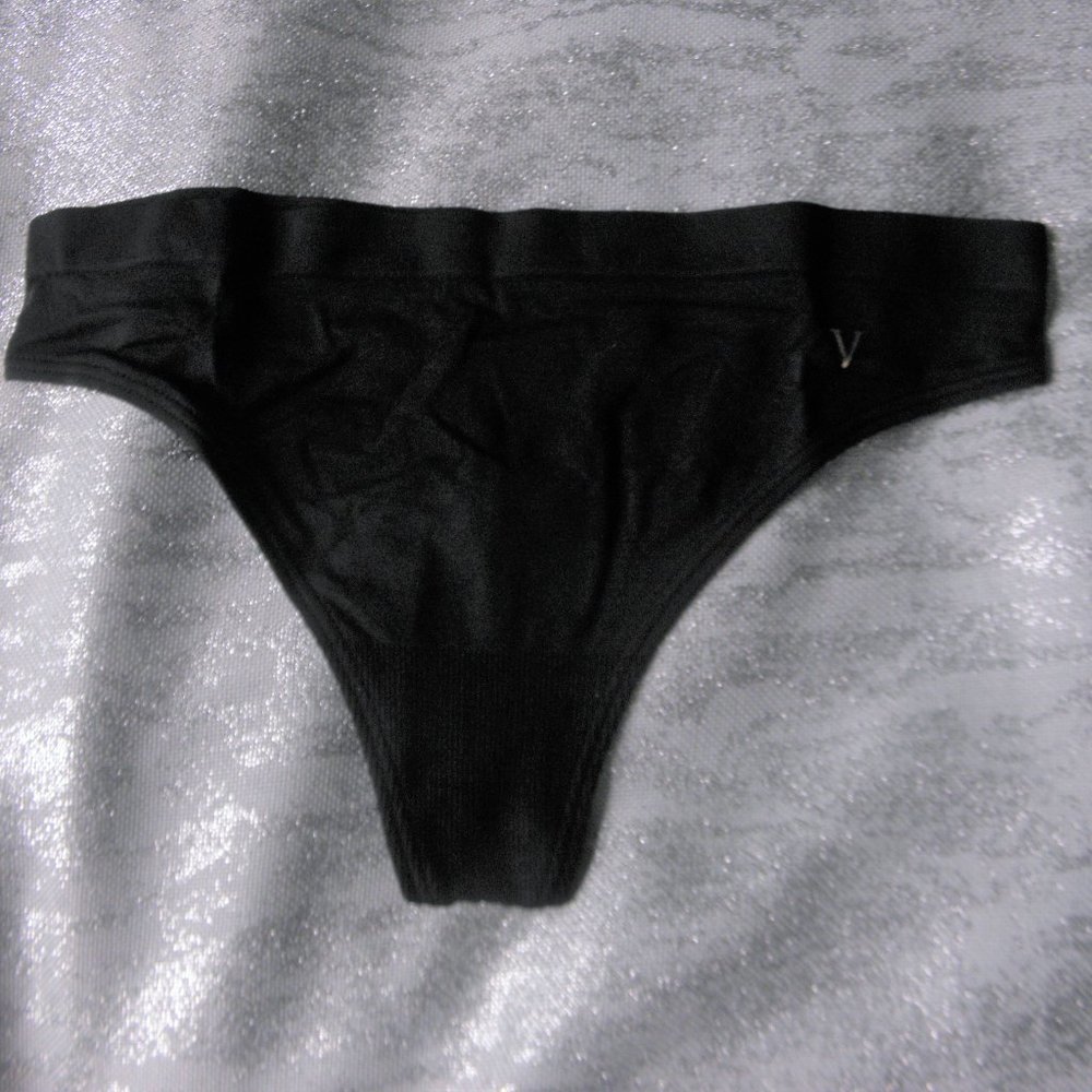 VS BLACK SEAMLESS THONG PANTY